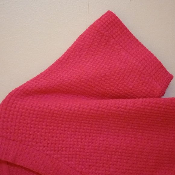 DEEP PINK SHORT SLEEVE TOP, GREAT BUTTONS, LIGHT WAFFLE WEAVE, SZ M. NWOT - Picture 3 of 8